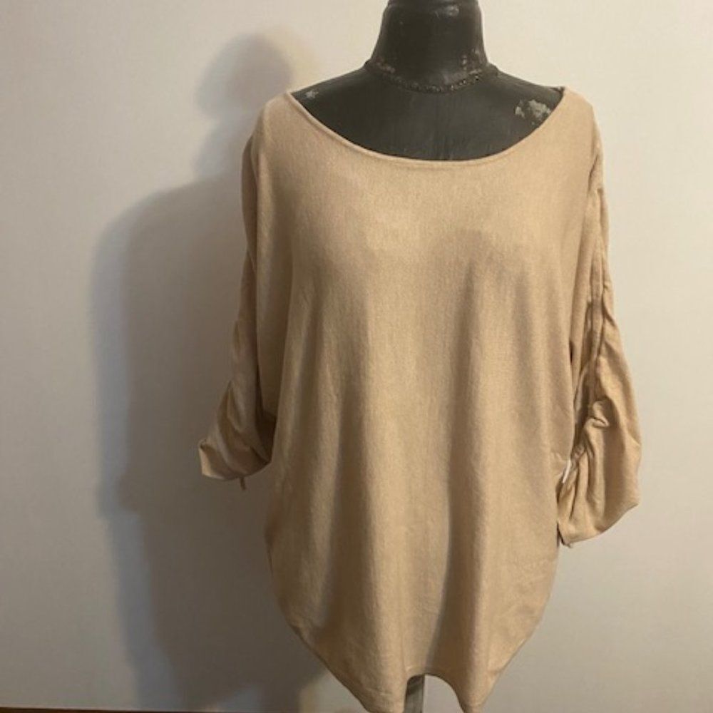 Max Studio knit sweater with ruched sleeves; size Large